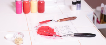 Изготовление помады и тональной основы в лаборатории Makeup Kitchen 